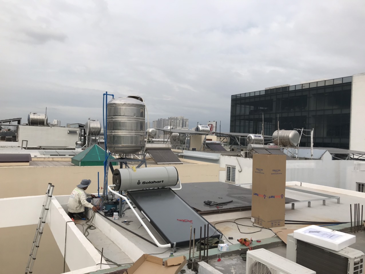 Read more about the article Hoàn thành công trình máy nước nóng solahart sunheat 150L cho khách hàng quận 7.