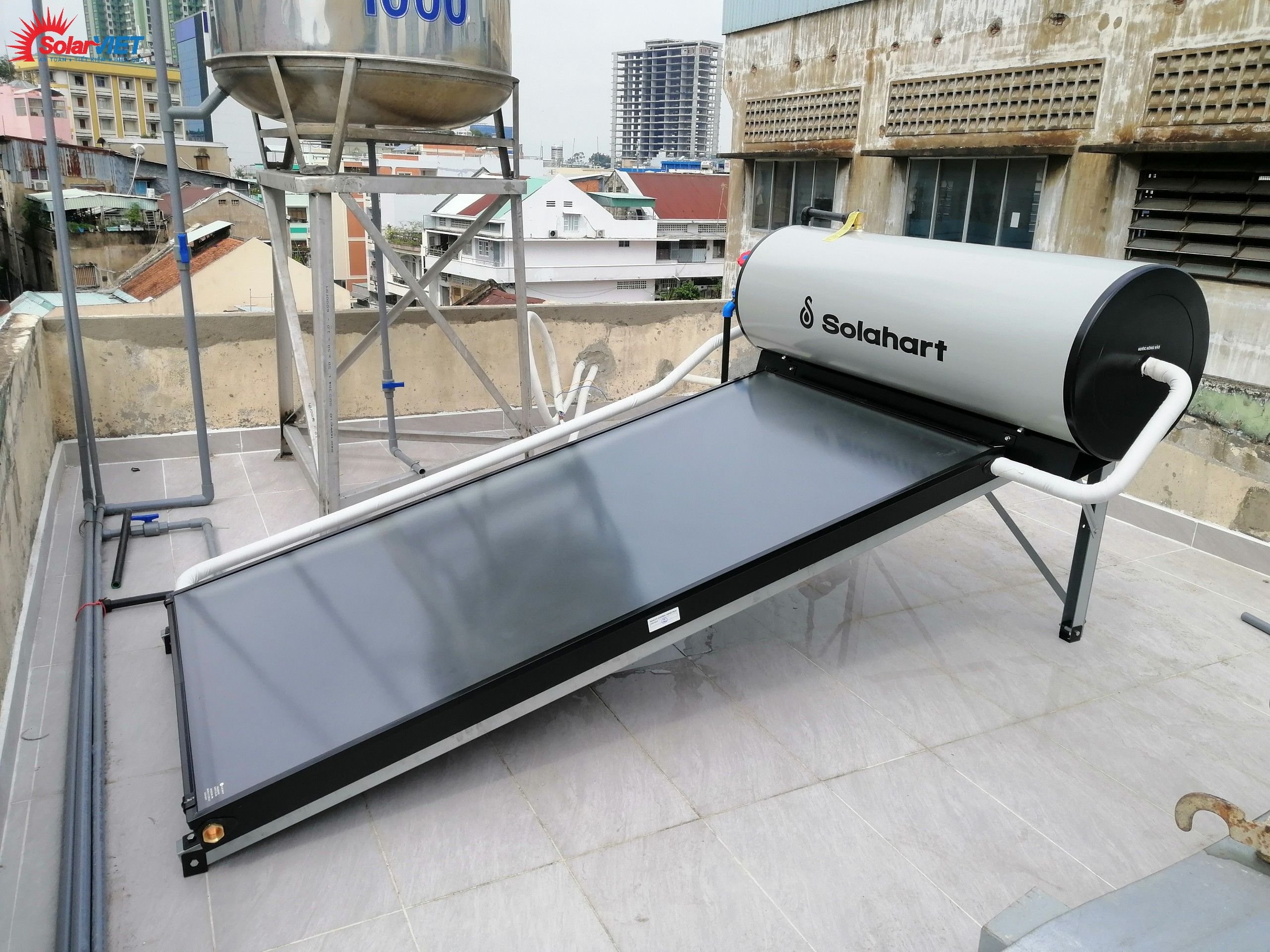 Read more about the article Máy Solahart Sunheat – máy nước nóng năng lượng mặt trời của Úc lắp tại Quận 5