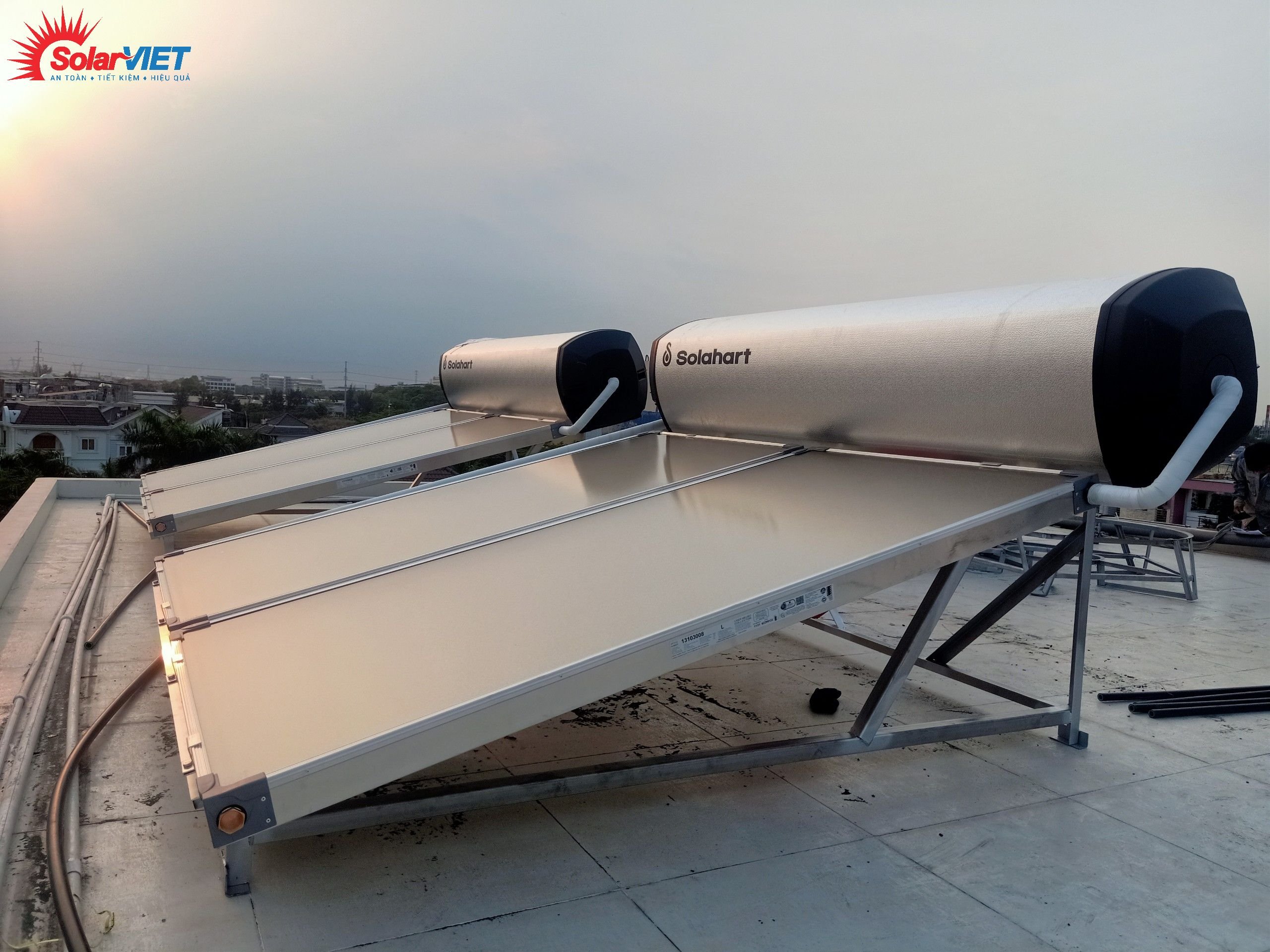 Read more about the article Giá máy nước nóng năng lượng mặt trời Solahart?