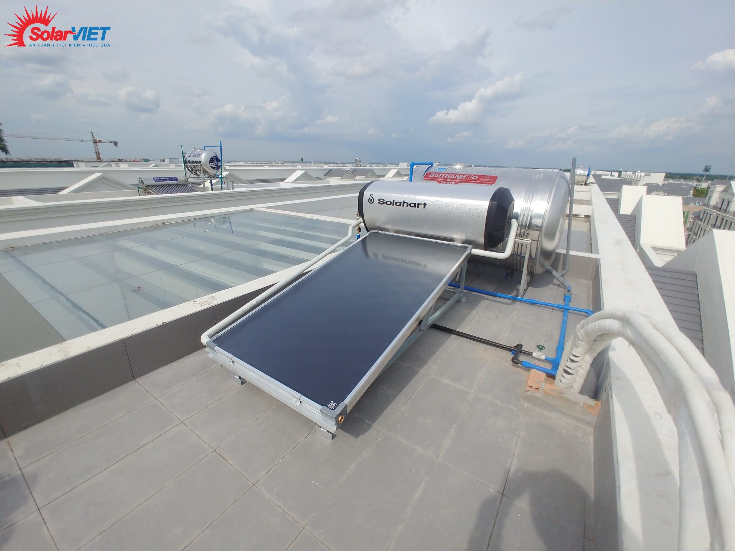 Read more about the article Máy Solahart Premium 180L – sản phẩm có thiết kế dạng tấm panel cho quá trình thu nhiệt hiệu quả.