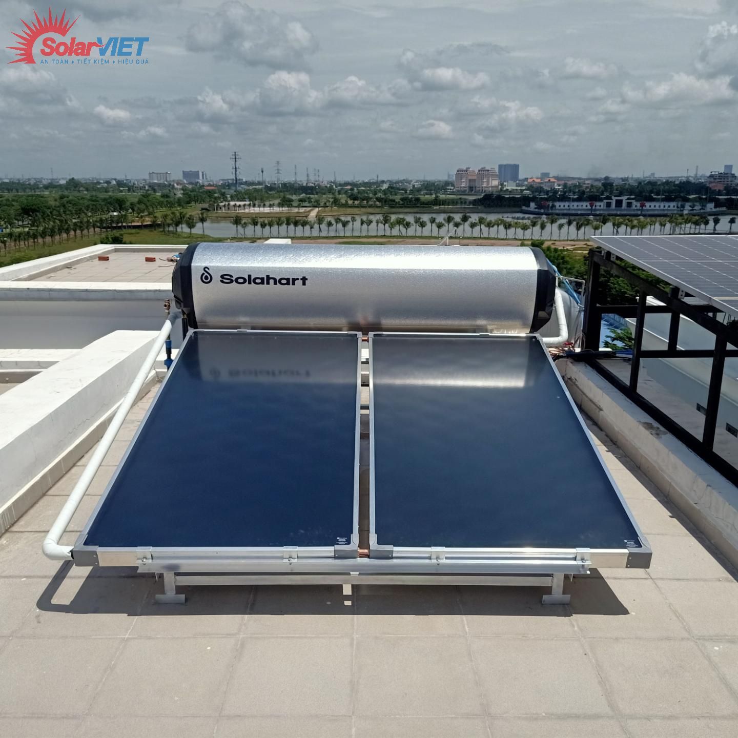 Read more about the article Giá trọn bộ máy nước nóng năng lượng mặt trời Solahart bao nhiêu ?